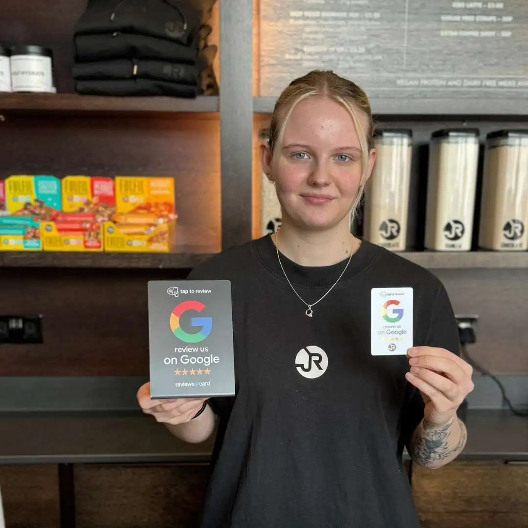 Staff di un locale con card NFC per recensioni Google