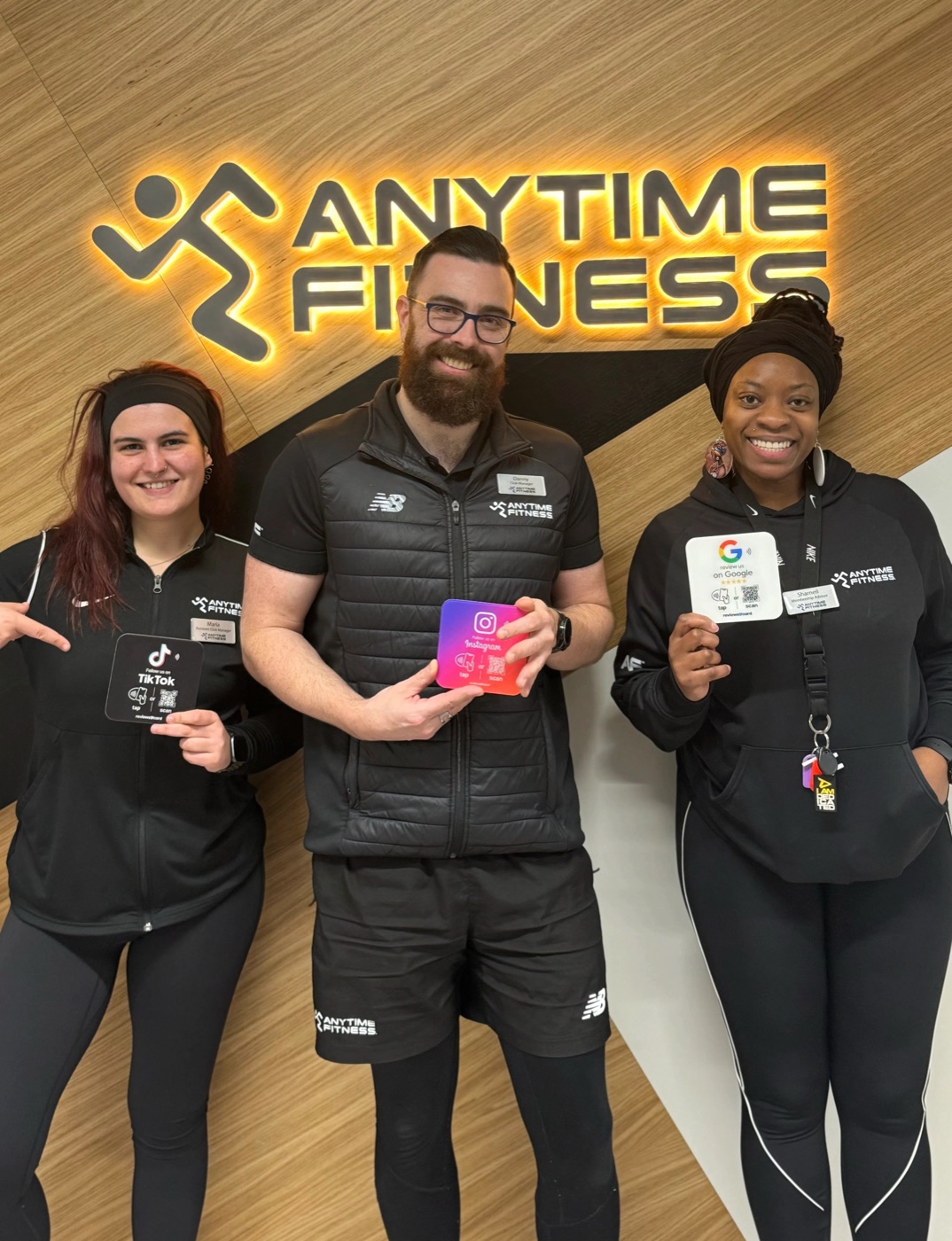 Team di un centro fitness con card NFC e QR personalizzate