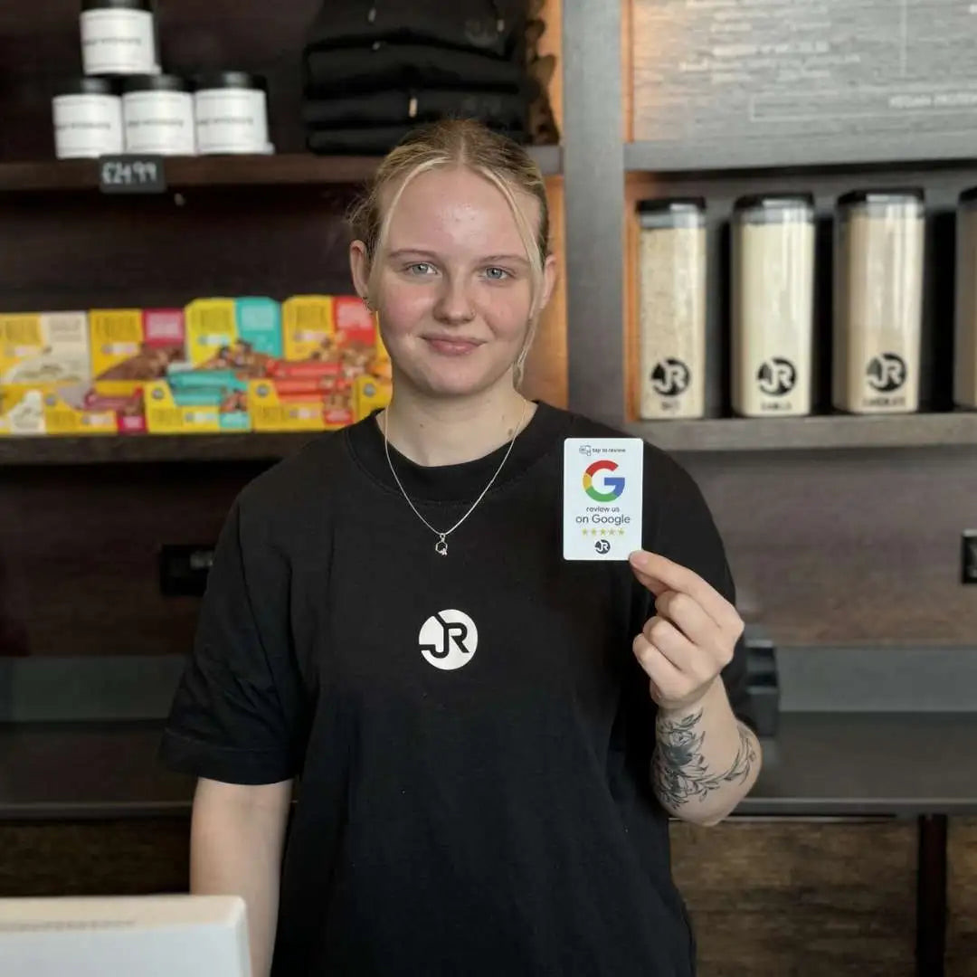 Card NFC per recensioni mostrata al banco di un locale