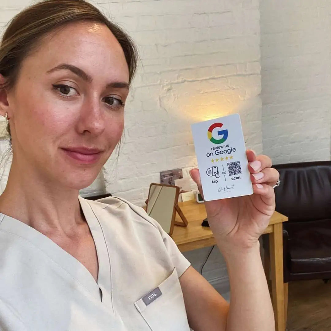 Professionista con card NFC e QR per recensioni Google